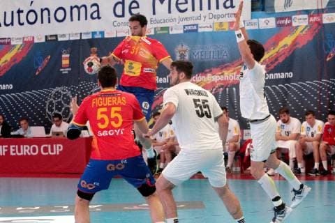 Spanish Adrian Iosu Goni (C) and teammate Adria Figueras (L) in action against Austrian players during a fame of the EHF EURO CUP between Spain and Austria at the Javier Imbroda Ortiz pavilion in Melilla, Spain, 14 April 2019. Spain - Austria !ACHTUNG: NUR REDAKTIONELLE NUTZUNG!  Copyright: xFGxGuerrerox GRAF1560 20190414-636908773456131522