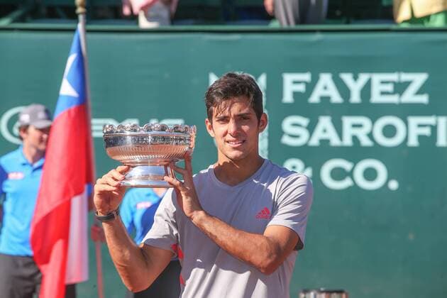 Sport Themen der Woche Sport Bilder des Tages HOUSTON, TX - APRIL 14: Christian Garin (CHI) poses with the trophy after winning the U.S. Men s Clay Court Championship singles final on April 14, 2019 at River Oaks Country Club in Houston, TX. (Photo by George Walker Icon Sportswire) TENNIS: APR 14 US Men s Clay Court Championship Icon19041428