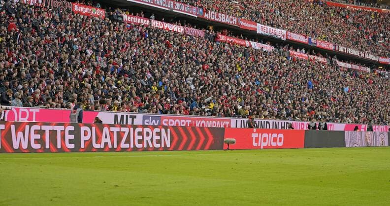 06 04 2019 Football 1 Bundesliga 2018 2019 28 Matchday FC Bayern Munich Borussia Dortmund in the Allianz Arena Munich Advertising DFL and DFB regulations prohibit any use of photographs as image sequences and or quasi video