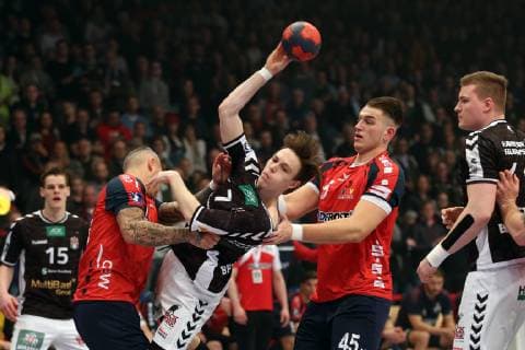Handball 2 Handball Bundesliga 2018 2019 Handball Sportverein Hamburg vs. Wilhelmshavener HV Bartosz Konitz Wilhelmshavener HV Leif Tissier Handball Sportverein Hamburg successful goal throw Daniel Andrejew Wilhelmshavener HV Sporthalle Hamburg Hamburg