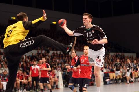 Handball 2 Handball Bundesliga 2018 2019 Handball Sportverein Hamburg vs. Wilhelmshavener HV Goalkeeper Dennis Doden Wilhelmshavener HV Dominik Axmann Handball Sportverein Hamburg successful goal throwing Sporthalle Hamburg Hamburg Hamburg