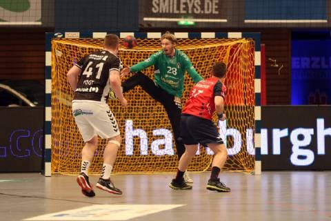 Handball 2 Handball Bundesliga 2018 2019 Handball Sportverein Hamburg vs Wilhelmshavener HV Dominik Vogt Handball Sportverein Hamburg Goalkeeper Aron Edvardsson Handball Sportverein Hamburg Evgeny Vorontsov Wilhelmshavener HV 7meter successful Sporthalle Hamburg Hamburg Hamburg