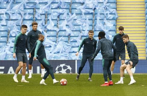 16th April 2019, Manchester, England; UEFA Champions League football, Tottenham Hotspur press conference PK Pressekonferenz and training session ahead of their 2nd leg quarter final fixture against Manchester City; Lucas Moura on the ball as Tottenham players warm up during today s open training session at the Etihad ahead of tomorrow s game against Manchester City  ActionPlus12124685 AlanxMartin
