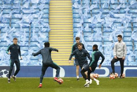 16th April 2019, Manchester, England; UEFA Champions League football, Tottenham Hotspur press conference PK Pressekonferenz and training session ahead of their 2nd leg quarter final fixture against Manchester City; Danny Rose on the ball as Tottenham players warm up during today s open training session at the Etihad ahead of tomorrow s game against Manchester City  ActionPlus12124687 AlanxMartin