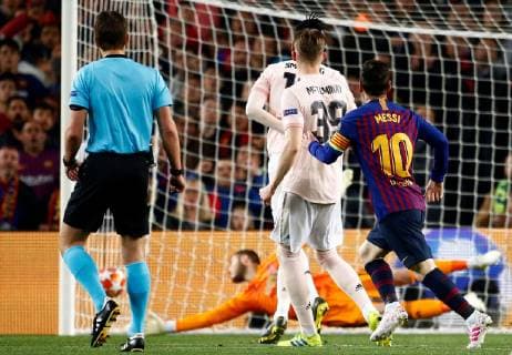 FC Barcelona Barca s forward Leo Messi (R) scores the 1-0 during the UEFA Champions League quarter-final second leg match between FC Barcelona and Manchester United ManU at Camp Nou stadium in Barcelona, Catalonia, Spain, 16 April 2019. FC Barcelona - Manchester United !ACHTUNG: NUR REDAKTIONELLE NUTZUNG!  Copyright: xEnricxFontcubertax GRAF2567 20190416-636910473338433479