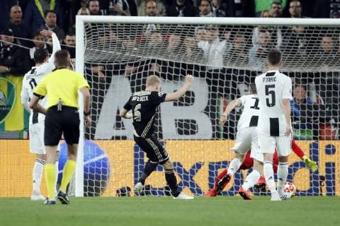 (l-r) Mattia De Sciglio of Juventus FC, Donny van de Beek of Ajax, Miralem Pjanic of Juventus FC during the UEFA Champions League quarter final match between Juventus FC and Ajax Amsterdam at the Allianz Arena on April 16, 2019 in Turin, Italy UEFA Champions League 2018 2019 xVIxVIxImagesx xTomxBodexMultimediaxIVx 14214987