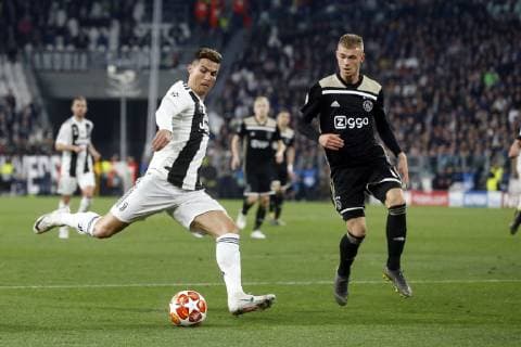 (l-r) Cristiano Ronaldo of Juventus FC, Daley Sinkgraven of Ajax during the UEFA Champions League quarter final match between Juventus FC and Ajax Amsterdam at the Allianz Arena on April 16, 2019 in Turin, Italy UEFA Champions League 2018 2019 xVIxVIxImagesx xTomxBodexMultimediaxIVx 14215042