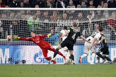 TORINO, Football,16-04-2019, Allianz Stadium . Champions League quarter finals second leg Juventus - Ajax. Juventus goalkeeper Wojciech Szczesny (L) can not stop Ajax player Matthijs de Ligt (R) from scoring the 1-2 during the game Juventus - Ajax . Juventus - Ajax  x3200318x