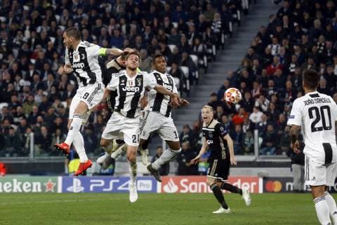 (l-r) Leonardo Bonucci of Juventus FC, Matthijs de Ligt of Ajax, Daniele Rugani of Juventus FC, Alex Sandro of Juventus FC, Donny van de Beek of Ajax during the UEFA Champions League quarter final match between Juventus FC and Ajax Amsterdam at the Allianz Arena on April 16, 2019 in Turin, Italy UEFA Champions League 2018 2019 xVIxVIxImagesx xTomxBodexMultimediaxIVx 14215341