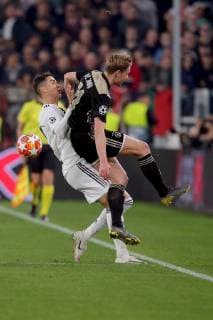 Turin Italy 16 04 2019 UEFA Champions League 2018 19 Season Quarter-finals 2 Round Juventus Turin Ajax Amsterdam Christiano Ronaldo JUV and Frenkie de Jong Ajax in a duel DeFodi541