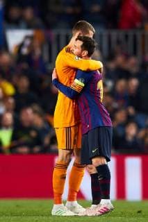 Manchester United ManU s goalkeeper David de Gea (L) hugs Barcelona s Lionel Messi (R) during the UEFA Champions League quarter-final second leg match between Barcelona FC and Manchester United at the Camp Nou stadium, in Barcelona, Spain, 16 April 2019. Barcelons FC vs. Manchester United !ACHTUNG: NUR REDAKTIONELLE NUTZUNG!  Copyright: xAlejandroxGarcíax GRAF2694 20190417-636910566416390589