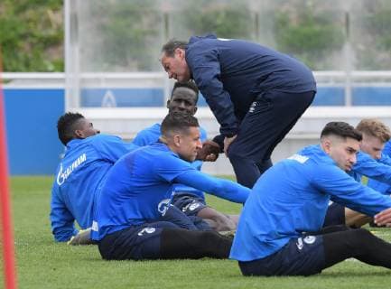 17 04 2019 Soccer GER 1 Bundesliga Season 2018 2019 Training FC Schalke 04 Coach Huub Stevens FC Schalke 04 talking to Breel Embolo Schalke 04 li Team2
