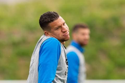 Gelsenkirchen Germany 17 04 2019 Training FC Schalke 04 Jeffrey Bruma S04 watches DeFodi053