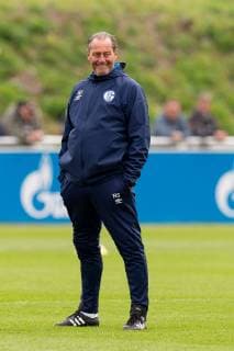 Gelsenkirchen Germany 17 04 2019 Training FC Schalke 04 coach Huub Stevens S04 watches DeFodi053