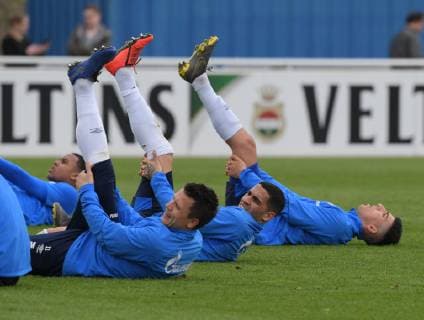 17 04 2019 Football GER 1 Bundesliga 2018 2019 Training FC Schalke 04 v re Nassim Boujellab FC Schalke 04 Omar Mascarell FC Schalke 04 Yevhen Konoplyanka Schalke 04 Team2