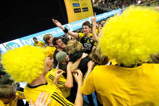 190417 Sävehofs Oskar Sunnefeldt rejoices with teammates and fans after quarter finals 4 in Handball Leagues playoffs between Sävehof and HK Malmö on April 17, 2019 in Partille,  Copyright: MICHAELxERICHSEN BB190417MI024