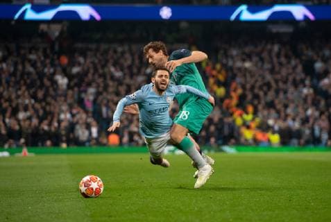 Manchester City v Tottenham Hotspur UEFA Champions League Bernardo Silva of Manchester City (left) is brought down by Fernando Llorente of Tottenham Hotspur during the second leg of the UEFA Champions League quarter-final match at the Etihad Stadium, Manchester Content Not Available For UK Newspapers Copyright: xRussellxHartx FIL-13127-0023