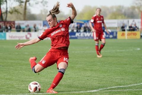 Jill Roord FCB 10 at goal shot clipping full body single image action football alliance women Bundesliga SC Sand FC Bayern Munich DFB REGULATIONS PROHIBIT ANY USE OF PHOTOGRAPHS AS IMAGE SEQUENCES AND OR QUASI VIDEO xozx