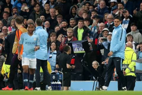Football - 2018 2019 UEFA Champions League - Quarter-Final, Second Leg: Manchester City (0) vs. Tottenham Hotspur (1) The referee checks the VAR screen after Tottenham Hotspur score their third goal, at The Etihad. COLORSPORT PAUL GREENWOOD 
