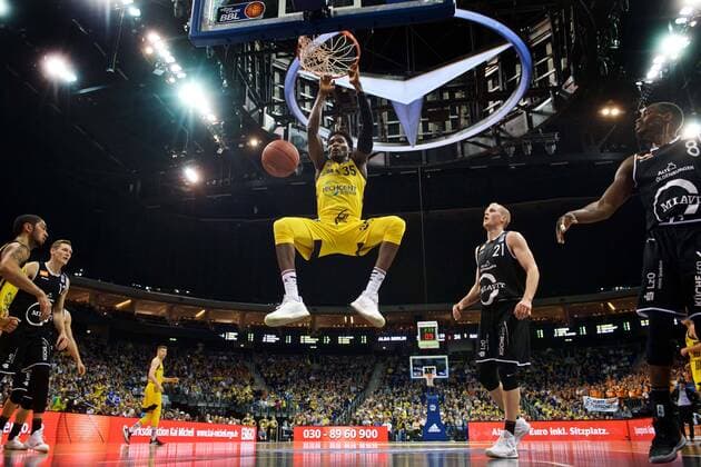 Sport Themen der Woche KW16 Sport Bilder des Tages Basketball Berlin 18.04.2019 easyCredit-BBL 1. Bundesliga Saison 2018 2019 Alba Berlin - RASTA Vechta Landry Nnoko (Alba Berlin, No.35) Seth Hinrichs (Vechta, No.21) *** Basketball Berlin 18 04 2019 easyCredit BBL 1 Bundesliga Season 2018 2019 Alba Berlin RASTA Vechta Landry Nnoko Alba Berlin No 35 Seth Hinrichs Vechta No 21