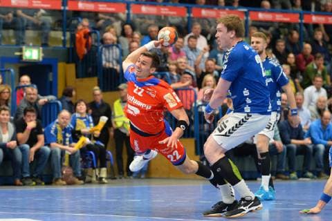 Jona Schoch HBW Balingen Weilstetten li in goal throw Petr Slachta EHV Aue re EHV Aue vs. HBW Balingen Weilstetten 18 04 2019 2 Handball Bundesliga EHV Aue vs. HBW Balingen Handball 2 Bundesliga 18 04 2019 Loessnitz Copyright: xEIBNER BertxHarzerx EP_BHR