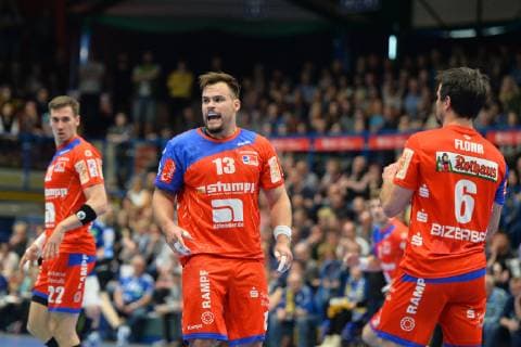 Benjamin Meschke HBW Balingen Weilstetten Middle frustrated Jona Schoch HBW Balingen Weilstetten li and Matthias Flohr HBW Balingen Weilstetten re EHV Aue vs. HBW Balingen Weilstetten 18 04 2019 2 Handball Bundesliga EHV Aue vs. HBW Balingen Handball 2 Bundesliga 18 04 2019 Loessnitz Copyright: xEIBNER BertxHarzerx EP_BHR