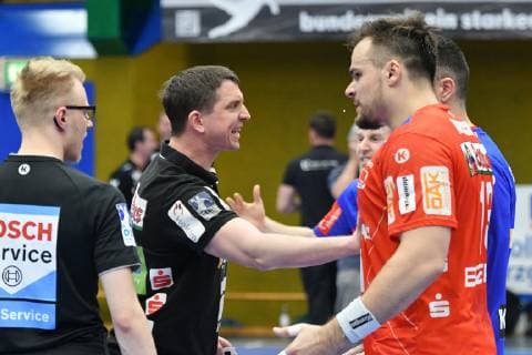 Benjamin Meschke HBW Balingen Weilstetten re frustrated Jens Buerkle coach HBW Balingen Weilstetten middle holds him back EHV Aue vs. HBW Balingen Weilstetten 18 04 2019 2 Handball Bundesliga EHV Aue vs. HBW Balingen Handball 2 Bundesliga 18 04 2019 Loessnitz Copyright: xEIBNER BertxHarzerx EP_BHR
