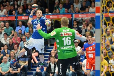 Bengt Bornhorn EHV Aue li and Tomas Mrkva Goalkeeper HBW Balingen Weilstetten re EHV Aue vs. HBW Balingen Weilstetten 18 04 2019 2 Handball Bundesliga EHV Aue vs. HBW Balingen Handball 2 Bundesliga 18 04 2019 Loessnitz Copyright: xEIBNER BertxHarzerx EP_BHR