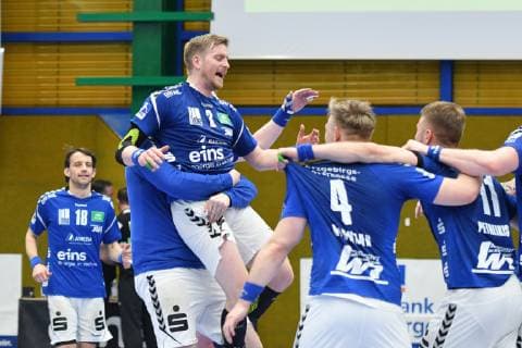 EHV Aue team celebrates Eric Meinhardt EHV Aue Mitte EHV Aue vs. HBW Balingen Weilstetten 18 04 2019 2 Handball Bundesliga EHV Aue vs. HBW Balingen Handball 2 Bundesliga 18 04 2019 Loessnitz Copyright: xEIBNER BertxHarzerx EP_BHR