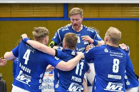 EHV Aue team celebrates Eric Meinhardt EHV Aue Mitte EHV Aue vs. HBW Balingen Weilstetten 18 04 2019 2 Handball Bundesliga EHV Aue vs. HBW Balingen Handball 2 Bundesliga 18 04 2019 Loessnitz Copyright: xEIBNER BertxHarzerx EP_BHR