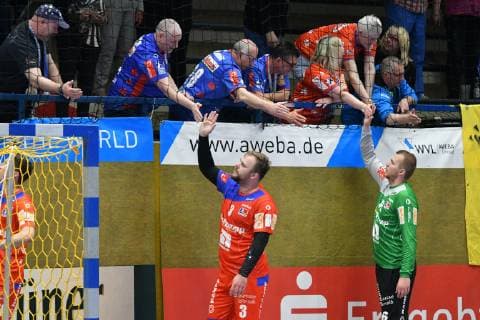 Team of HBW Balingen Weilstetten with the fans EHV Aue vs. HBW Balingen Weilstetten 18 04 2019 2 Handball Bundesliga EHV Aue vs. HBW Balingen Handball 2 Bundesliga 18 04 2019 Loessnitz Copyright: xEIBNER BertxHarzerx EP_BHR
