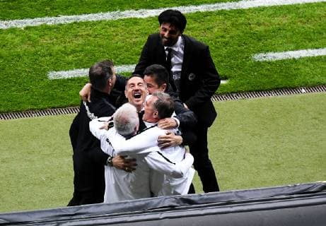 Sport Bilder des Tages 18.04.2019, xpsx, Fußball UEFA Europa League 1 4 Finale, Eintracht Frankfurt - Benfica Lissabon emspor, v.l. jubel nach dem Sieg Trainer Adolf Adi Huetter (Eintracht Frankfurt), Sportdirektor Manager Bruno Huebner (Eintracht Frankfurt) (DFL DFB REGULATIONS PROHIBIT ANY USE OF PHOTOGRAPHS as IMAGE SEQUENCES and or QUASI-VIDEO) Frankfurt am Main *** 18 04 2019 xpsx Soccer UEFA Europa League 1 4 Final Eintracht Frankfurt Benfica Lisbon emspor v l cheer after victory Coach Adolf Adi Huetter Eintracht Frankfurt Sports Director Manager Bruno Huebner Eintracht Frankfurt DFL DFB REGULATIONS PROHIBIT ANY USE OF PHOTOGRAPHS as IMAGE SEQUENCES and or QUASI VIDEO Frankfurt am Main