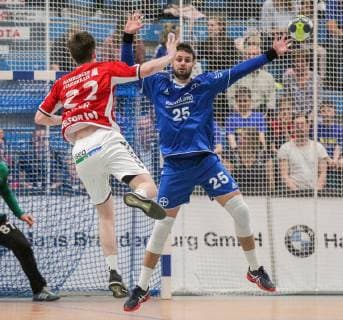 v l Philipp Bauer Hamburg 22 attacks Patrick Hueter Dormagen 25 blocks at match TSV Bayer Dorrmagen vs HSV Hamburg Handball 2 Bundesliga 18 04 2019 TSV Bayer Dorrmagen vs HSV Hamburg Handball 2 Bundesliga 18 04 2019 Dormagen Copyright: xEIBNER MarioxHommesx EP_MHS