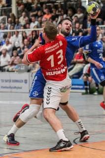 v left in the duel Niklas Weller Hamburg 13 and Patrick Hueter Dormagen 25 at the game TSV Bayer Dorrmagen vs HSV Hamburg Handball 2 Bundesliga 18 04 2019 TSV Bayer Dorrmagen vs HSV Hamburg Handball 2 Bundesliga 18 04 2019 Dormagen Copyright: xEIBNER MarioxHommesx EP_MHS