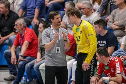 v l Coach Torsten Jansen Hamburg discusses with Marcel Kokoszka Hamburg 12 at the game TSV Bayer Dorrmagen vs HSV Hamburg Handball 2 Bundesliga 18 04 2019 TSV Bayer Dorrmagen vs HSV Hamburg Handball 2 Bundesliga 18 04 2019 Dormagen Copyright: xEIBNER MarioxHommesx EP_MHS