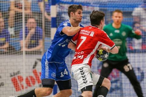 v left in the duel Ian Hueter Dormagen 14 and Leif Tissier Hamburg 7 at the game TSV Bayer Dorrmagen vs HSV Hamburg Handball 2 Bundesliga 18 04 2019 TSV Bayer Dorrmagen vs HSV Hamburg Handball 2 Bundesliga 18 04 2019 Dormagen Copyright: xEIBNER MarioxHommesx EP_MHS