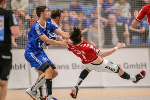 v l Ian Hueter Dormagen 14 and Carl Loefstroem Dormagen 13 block the attack of Leif Tissier Hamburg 7 at the game TSV Bayer Dorrmagen vs HSV Hamburg Handball 2 Bundesliga 18 04 2019 TSV Bayer Dorrmagen vs HSV Hamburg Handball 2 Bundesliga 18 04 2019 Dormagen Copyright: xEIBNER MarioxHommesx EP_MHS