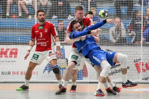 v l Stefan Schroeder Hamburg 3 observes the duel between Dominik Vogt Hamburg 41 and Patrick Hueter Dormagen 25 at the game TSV Bayer Dorrmagen vs HSV Hamburg Handball 2 Bundesliga 18 04 2019 TSV Bayer Dorrmagen vs HSV Hamburg Handball 2 Bundesliga 18 04 2019 Dormagen Copyright: xEIBNER MarioxHommesx EP_MHS