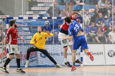 Lukas Ossenkopp Hamburg 14 tries to block the throw of Eloy Morante Maldonado Dormagen 33 Kevin Herbst Hamburg 77 observes Aron Rafn Edvardsson Hamburg 28 lurks for the ball at the game TSV Bayer Dorrmagen vs HSV Hamburg Handball 2 Bundesliga 18 04 2019 TSV Bayer Dorrmagen vs HSV Hamburg Handball 2 Bundesliga 18 04 2019 Dormagen Copyright: xEIBNER MarioxHommesx EP_MHS