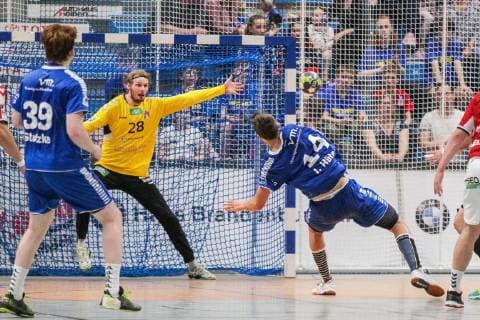 Aron Rafn Edvardsson Hamburg 28 tries to keep Ian Hueter Dormagen 14s throw at the game TSV Bayer Dorrmagen vs HSV Hamburg Handball 2 Bundesliga 18 04 2019 TSV Bayer Dorrmagen vs HSV Hamburg Handball 2 Bundesliga 18 04 2019 Dormagen Copyright: xEIBNER MarioxHommesx EP_MHS