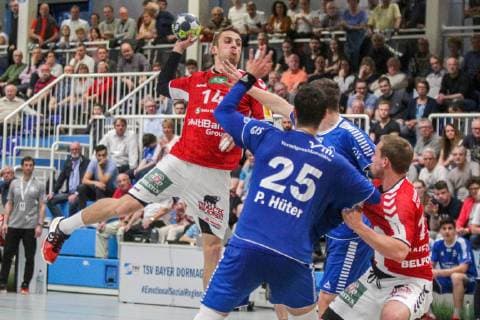 v l Lukas Ossenkopp Hamburg 14 throws Patrick Hueter Dormagen 25 tries to block at game TSV Bayer Dorrmagen vs HSV Hamburg Handball 2 Bundesliga 18 04 2019 TSV Bayer Dorrmagen vs HSV Hamburg Handball 2 Bundesliga 18 04 2019 Dormagen Copyright: xEIBNER MarioxHommesx EP_MHS