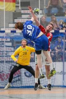 Lukas Stutzke Dormagen 39 throws at goal Lukas Ossenkopp Hamburg 14 tries to block at game TSV Bayer Dorrmagen vs HSV Hamburg Handball 2 Bundesliga 18 04 2019 TSV Bayer Dorrmagen vs HSV Hamburg Handball 2 Bundesliga 18 04 2019 Dormagen Copyright: xEIBNER MarioxHommesx EP_MHS