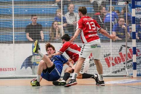 v l Lukas Stutzke Dormagen 39 is blocked by Blazenko Lackovic Hamburg 6 and Niklas Weller Hamburg 13 at the game TSV Bayer Dorrmagen vs HSV Hamburg Handball 2 Bundesliga 18 04 2019 TSV Bayer Dorrmagen vs HSV Hamburg Handball 2 Bundesliga 18 04 2019 Dormagen Copyright: xEIBNER MarioxHommesx EP_MHS