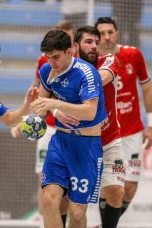 v left in the duel Eloy Morante Maldonado Dormagen 33 and Kevin Herbst Hamburg 77 at the game TSV Bayer Dorrmagen vs HSV Hamburg Handball 2 Bundesliga 18 04 2019 TSV Bayer Dorrmagen vs HSV Hamburg Handball 2 Bundesliga 18 04 2019 Dormagen Copyright: xEIBNER MarioxHommesx EP_MHS