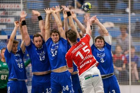 Dominik Axmann Hamburg 15 throws a free throw the Dormagen players try to block the game TSV Bayer Dorrmagen vs HSV Hamburg Handball 2 Bundesliga 18 04 2019 TSV Bayer Dorrmagen vs HSV Hamburg Handball 2 Bundesliga 18 04 2019 Dormagen Copyright: xEIBNER MarioxHommesx EP_MHS
