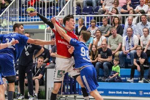 v l Finn Wullenweber Hamburg 25 throws Tim Wieling Dormagen 96 blocks the throw at the game TSV Bayer Dorrmagen vs HSV Hamburg Handball 2 Bundesliga 18 04 2019 TSV Bayer Dorrmagen vs HSV Hamburg Handball 2 Bundesliga 18 04 2019 Dormagen Copyright: xEIBNER MarioxHommesx EP_MHS