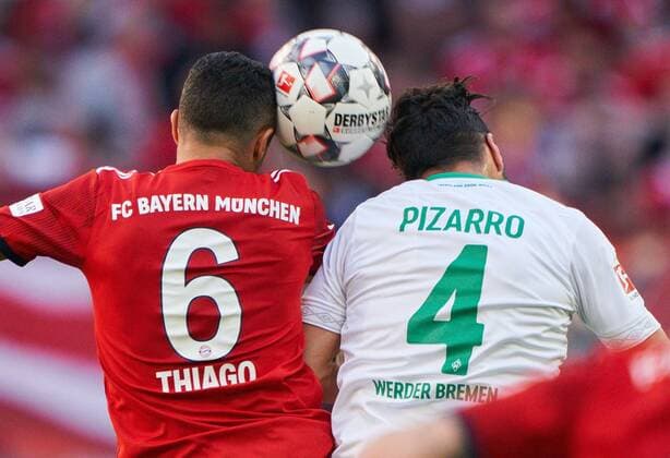 Thiago ALCANTARA, FCB 6 compete for the ball, tackling, duel, header, zweikampf, action, fight against Claudio PIZARRO, BRE 4 FC BAYERN MUNICH - SV WERDER BREMEN - DFL REGULATIONS PROHIBIT ANY USE OF PHOTOGRAPHS as IMAGE SEQUENCES and or QUASI-VIDEO - 1.German Soccer League , Munich, April 20, 2019 Season 2018 2019, matchday 30, FCB, München, Photographer: Peter Schatz