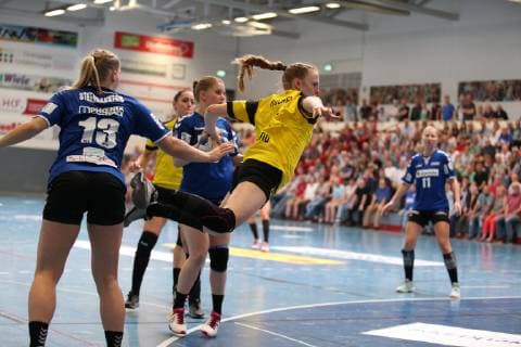 Leonie Kockel Borussia Dortmund 9 past Angela Steenbakkers HSG Blomberg Lippe 13 left and Kira Schnack HSG Blomberg Lippe 2 back HSG Blomberg Lippe vs Borussia Dortmund Handball 1 women Bundesliga 20 04 2019 HSG Blomberg Lippe vs Borussia Dortmund Handball 1 Bundesliga women 20 04 2019 Blomberg Copyright: xEIBNER JanxStrohdiekx EP_JSK