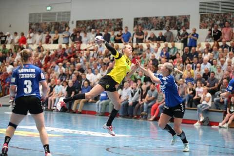 Dana Bleckmann Borussia Dortmund 66 against Kamila Kordovska HSG Blomberg Lippe 11 right HSG Blomberg Lippe vs Borussia Dortmund Handball 1 women Bundesliga 20 04 2019 HSG Blomberg Lippe vs Borussia Dortmund Handball 1 Bundesliga women 20 04 2019 Blomberg Copyright: xEIBNER JanxStrohdiekx EP_JSK