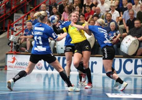 Dana Bleckmann Borussia Dortmund 66 vs Kamila Kordovska HSG Blomberg Lippe 11 left Tessa van Zijl HSG Blomberg Lippe 8 back and Kira Schnack HSG Blomberg Lippe 2 right HSG Blomberg Lippe vs Borussia Dortmund Handball 1 women Bundesliga 20 04 2019 HSG Blomberg Lippe vs Borussia Dortmund Handball 1 Bundesliga women women 20 04 2019 Blomberg Copyright: xEIBNER JanxStrohdiekx EP_JSK
